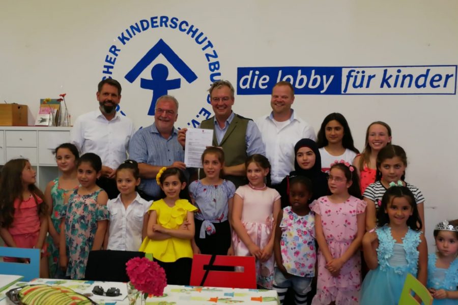 Begrüßt wurden die Gäste von geflüchteten Kindern aus verschieden Ländern. Speisen gab es aus den verschiedenen Herkunftsländern.
