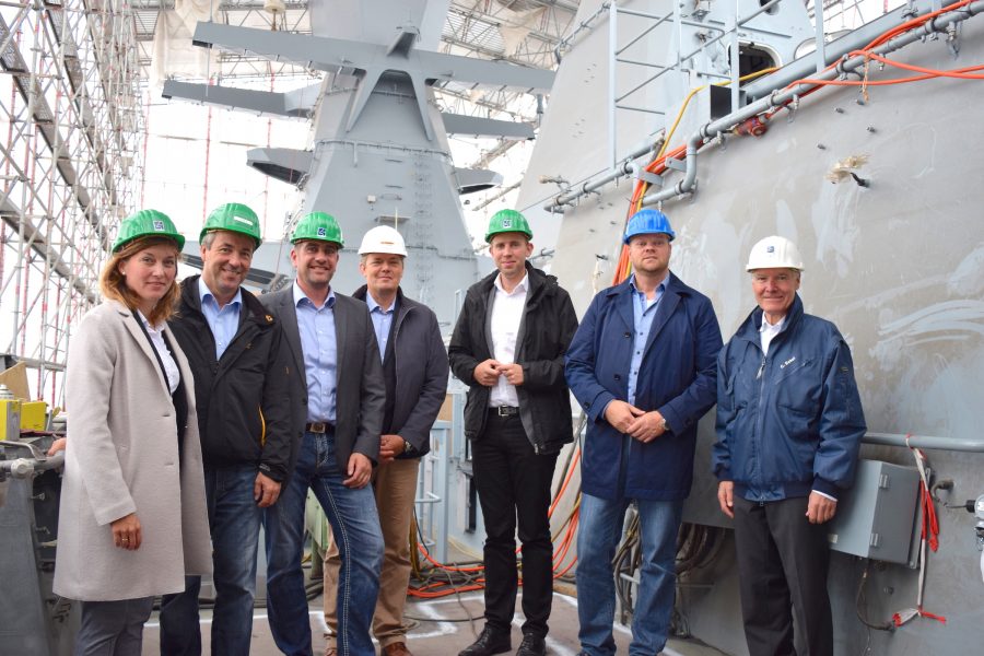 Auf der Korvette Braunschweig (von links): Siemtje Möller, Johann Saathoff (beide SPD-Bundestagsabgeordnete), Betriebsratsvorsitzender Holger Stomberg, EWD-Investor Patrick Hennings-Huep, Dennis Rohde (SPDBundestagsabgeordneter), Matthias Arends (SPD-Landtagsabgeordneter) und Dr. Christian Eckels (Geschäftsführer Emder Werft und Dock-GmbH). Bild: privat