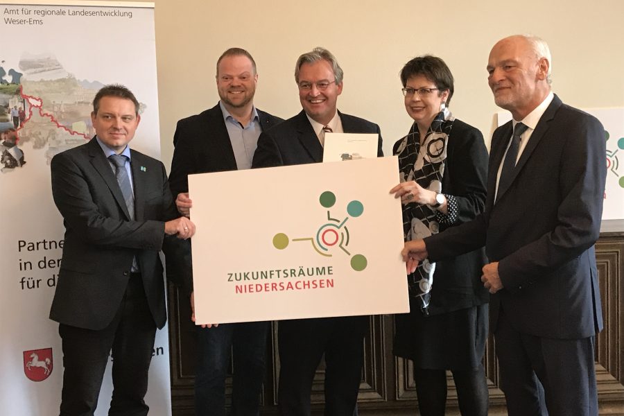 v.l.n.r. Markus Auksel, 1. Stadtrat in Norden, Matthias Arends, Mdl, Heiko Schmelzle, Bürgermeister der Stadt Norden, Birgit Hone`, Ministerin für Bundes- und Europagelegenheiten im Landtag und Franz-Josef Sickelmann, Amt für regionale Landesentwicklung