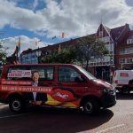 Die Wahlkampffahrzeuge von Matthias Arends und Wiard Siebels