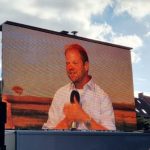 Der SPD-Landesverband hatte eine Leinwand installiert. So konnten alle Besucher der Veranstaltung folgen.